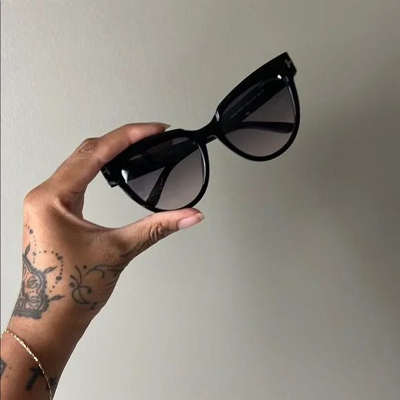 Tom Ford Sunglasses **FREE w/ orders over $700** - Picture 14 of 17